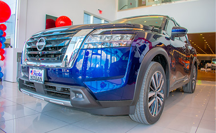 3/4 frontal view of the blue 2022 nissan pathfinder