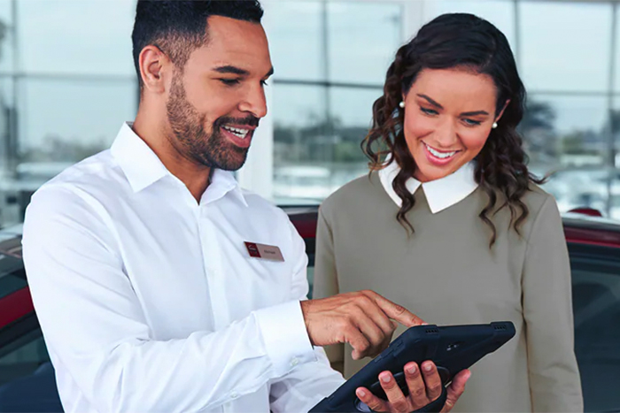 Nissan Fleet Tech speaking with a customer
