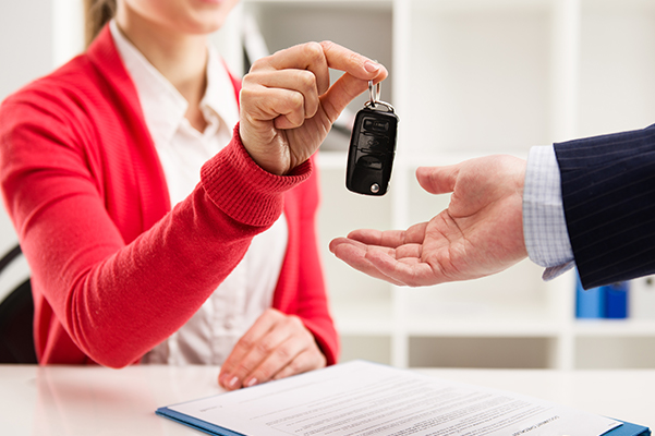 Customer handing over their keys to the dealership after their lease end